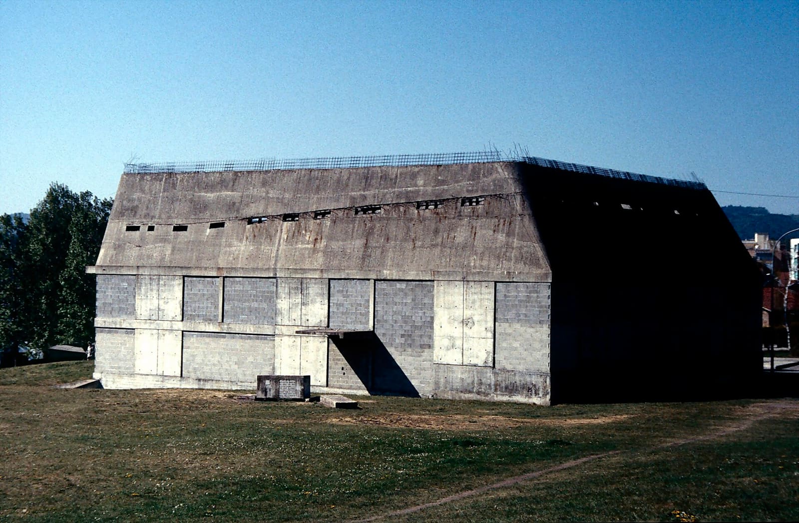 L’église Saint-Pierre de Le Corbusier à Firminy-Vert, en chantier en 1997