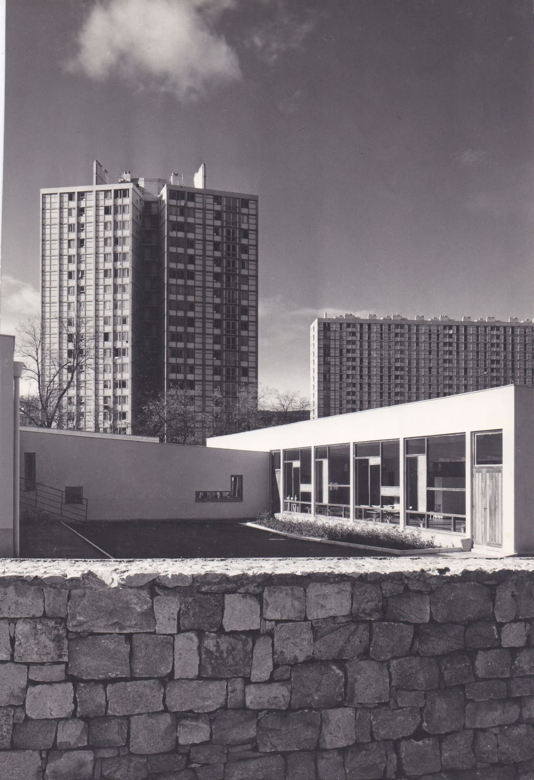 L’école et une tour de Firminy-Vert en 1958
