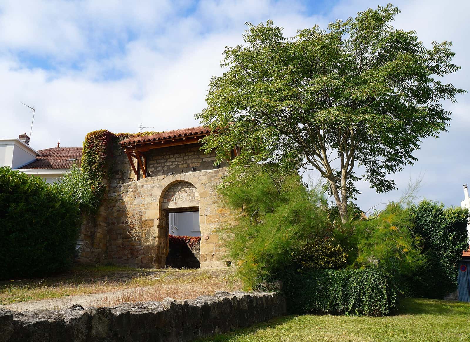 La porte Saint-Pierre, dans le vieux Firminy