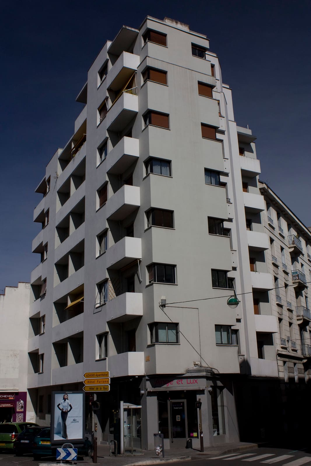 Façade d’un immeuble des années trente à Saint-Étienne