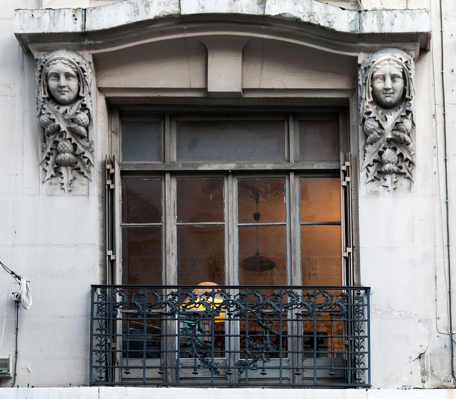 Fenêtre sculptée d’un immeuble ancien de Saint-Étienne