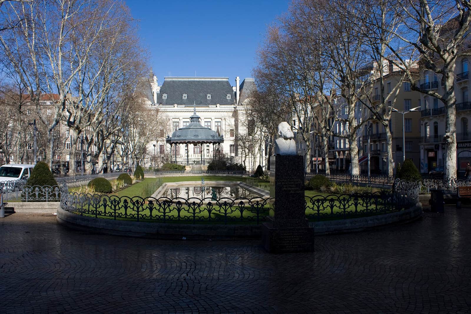 Place Jean-Jaurès à Saint-Étienne, son kiosque et ses platanes en hiver